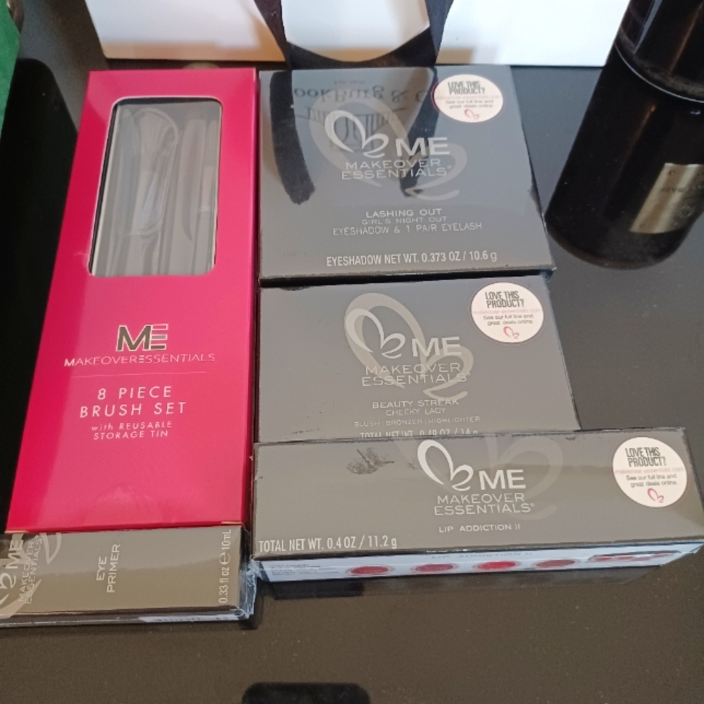 Makeup bundle W/ Eyelashes